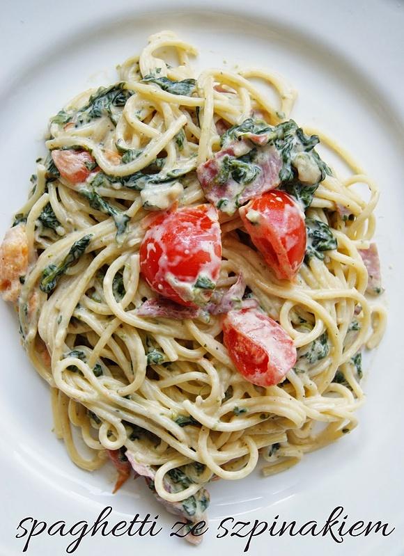 Spaghetti ze szpinakiem, szynką parmeńską i pomidorkami koktajlowymi