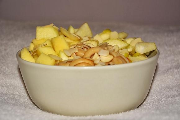 Makaron pełnoziarnisty z musem truskawkowym, mango i jabłkiem