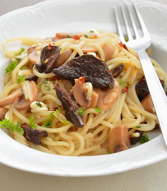 Spaghetti z grzybami i wiejskim serkiem Jamiego Olivera