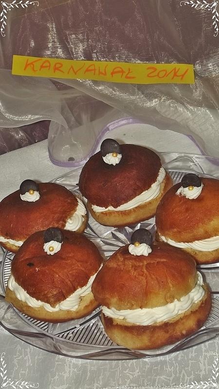 Pączki pełne białego puchu
