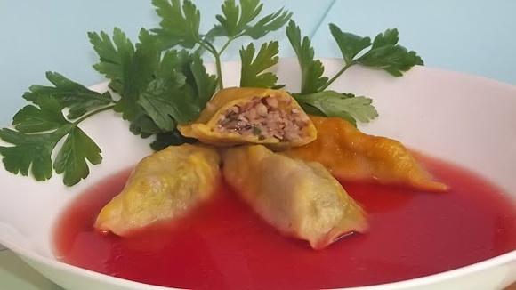 Pierogi z kaszą gryczaną i opieńkami w barszczu