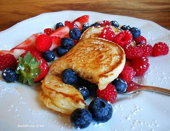 Domowe pancakes z owocami