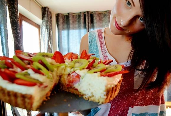 Tarta z białą czekoladą i owocami
