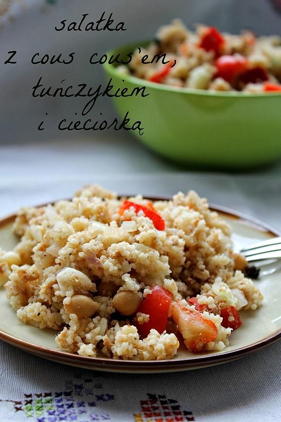 Sałatka z cous cous, tuńczykiem i marynowanym pieprzem