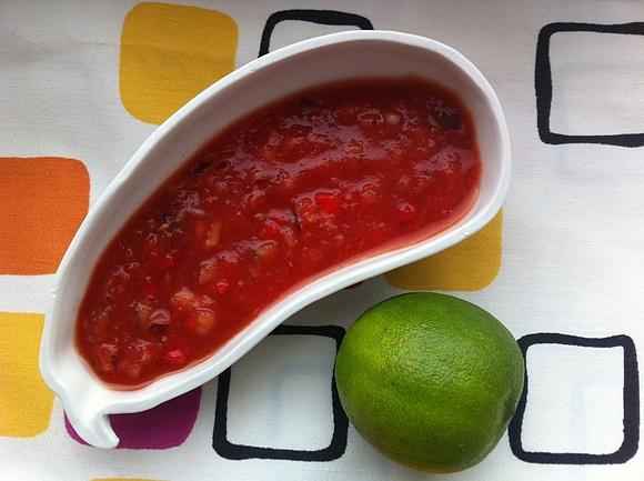 Salsa do nachosów i kanapek z pomidorów, chili i cebuli
