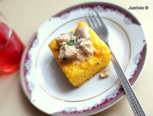 Smażona polenta z sosem pieczarkowym