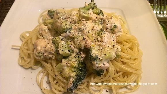 Makaron spaghetti z kremowym sosem łososiowo-brokułowym