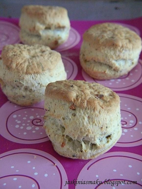 Scones z czosnkiem i ziołami prowansalskimi