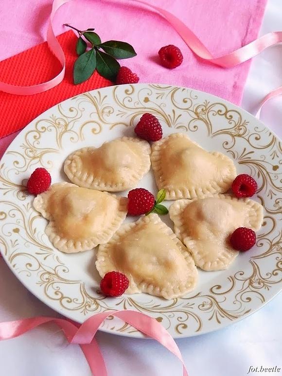 Pierogi serca z serem i malinami