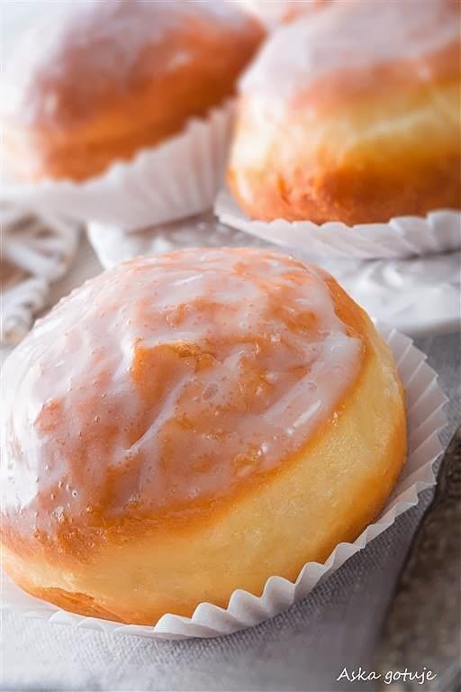Pączki z marmoladą różaną - przepis na lekkie i puszyste