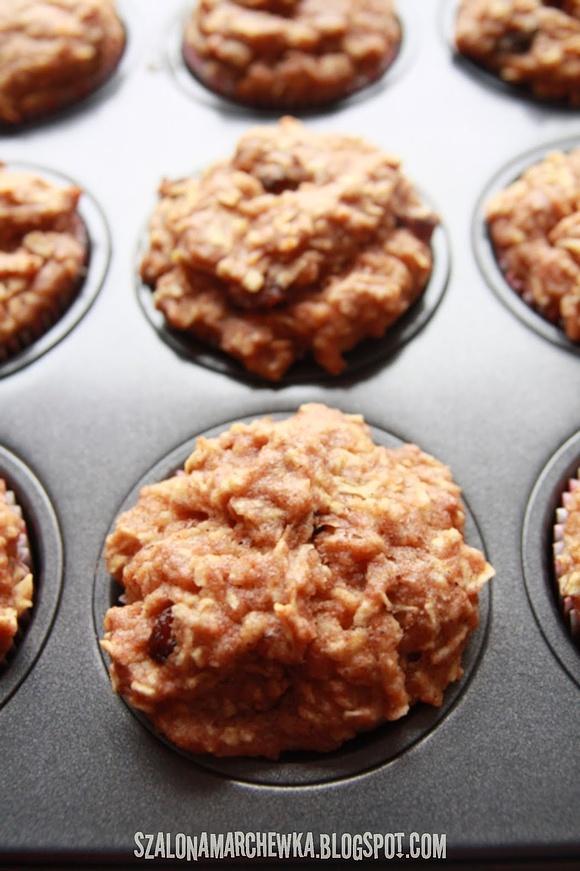Wegańskie muffiny orkiszowe z jabłkami i cynamonem