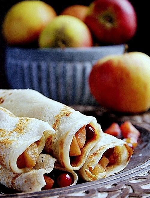 Crêpes z cynamonowymi jabłkami i żurawiną