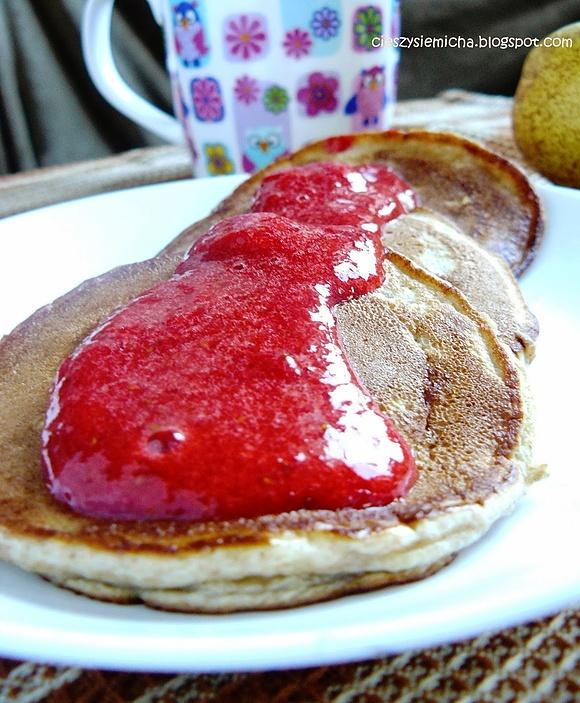Orkiszowe pancakes z gruszkami i musem truskawkowym
