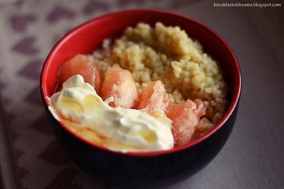 Kasza bulgur na mleku z grejpfrutem twar ozkiem i miodem lawendowym
