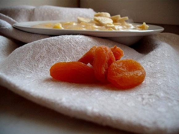 Kasza manna z morelami i pomarańczą na budyniu śmietankowym