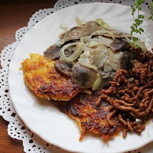 Placki ziemniaczano-cukiniowe z grzybami i mięsem mielonym