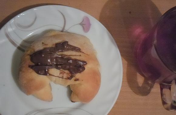 Drożdżowe rogaliki z serem
