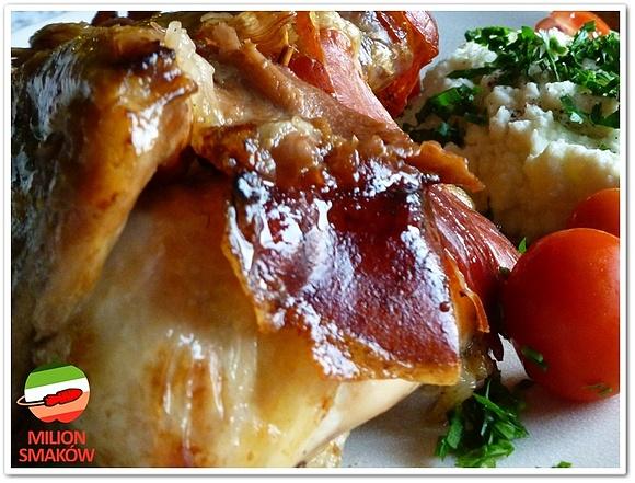 Perliczka pieczona z szynką parmeńską i jabłkami