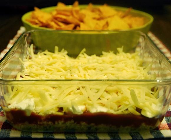 Nachos z meksykańskim dipem warstwowym