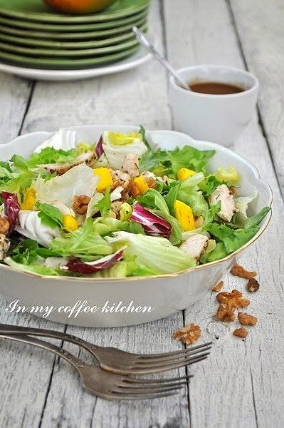 Sałatka z grillowanym kurczakiem i mango