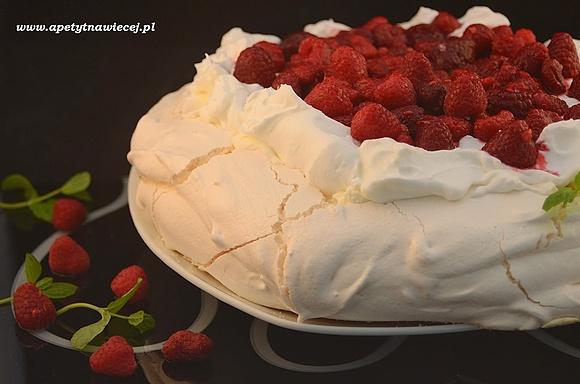 Tort bezowy z malinami na pierwsze urodziny bloga