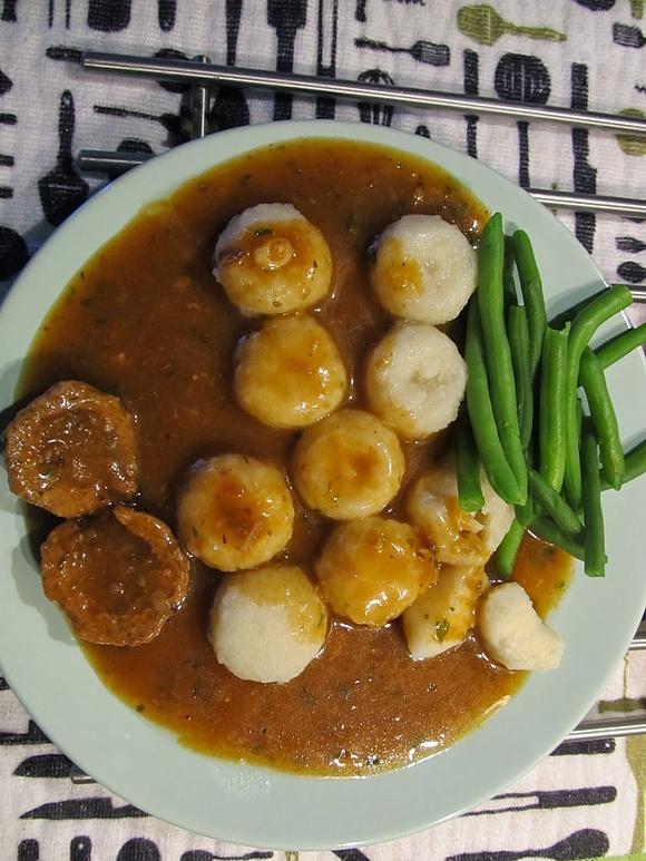 Kluski śląskie z sosem mięsnym
