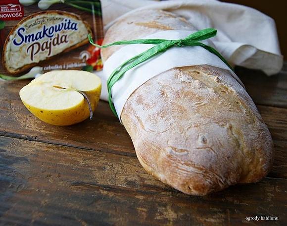Chleb pszenny z jabłkiem i cebulką