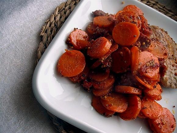 Smażony schab z marchewką i suszonymi pomidorami