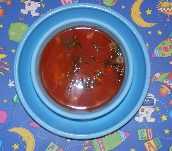 Lekka zupa pomidorowa na bazie warzyw, bez śmietany i zasmażki
