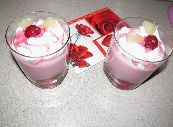 Deser z mascarpone, ananasami i wiśniami na Walentynki