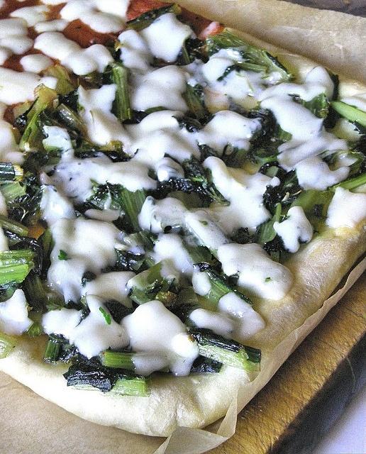 Pizza z serem provola i szpinakiem