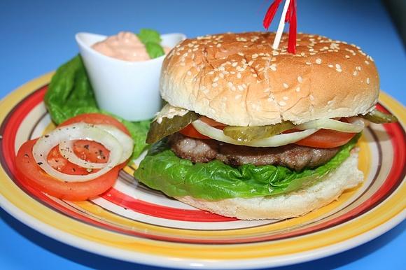 Hamburgery na obiad z serami i warzywami