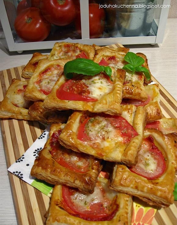 Mini pizze na cieście francuskim