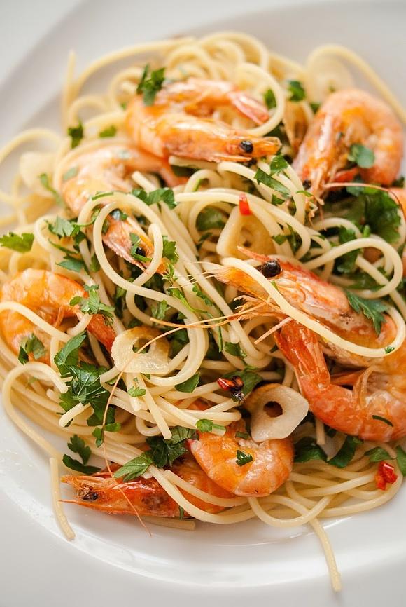 Spaghetti z krewetkami w pancerzach