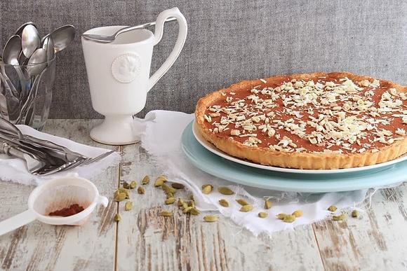 Tarta z białą czekoladą i kardamonem