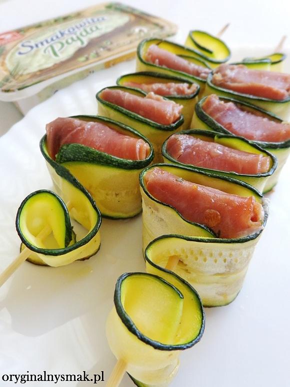 Szaszłyki z cukinią i mintajem w prosciutto