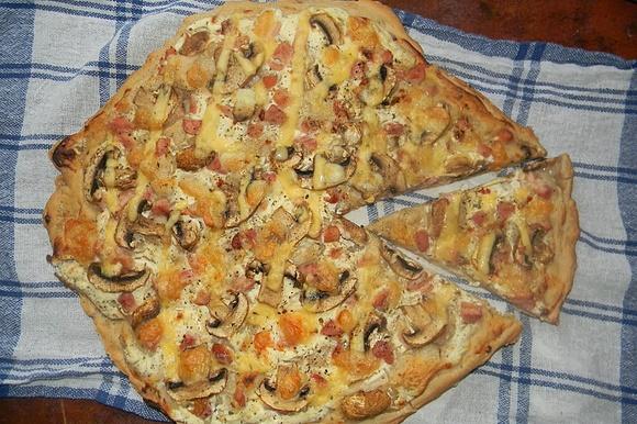 Wielki comeback pizza z białym sosem na razowym spodzie