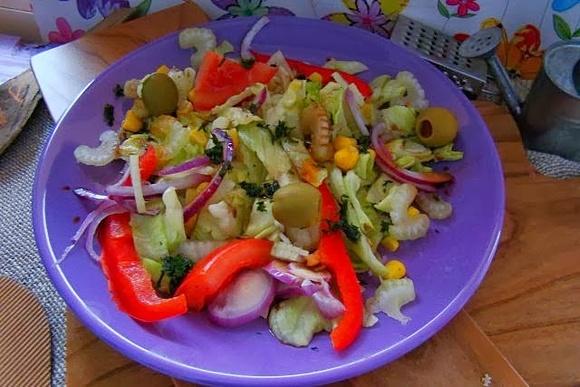 Sałata lodowa z warzywami i octem balsamicznym