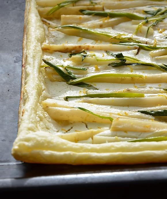 Tarta z zimowymi szparagami skorzonerą i dymką