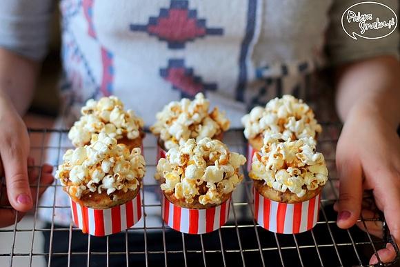 Muffiny z bekonem, sosem karmelowym i popcornem
