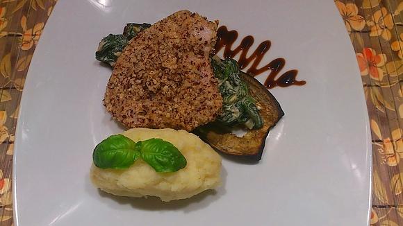 Tuńczyk w panierce z orzechów laskowych z duszonym szpinakiem i ziemniaczano-chrzanowym puree