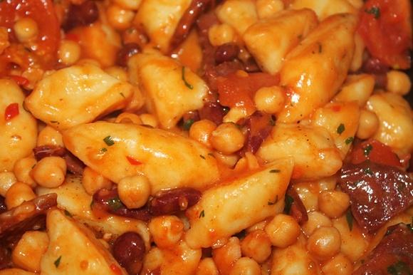 Kopytka po hiszpańsku z pomidorami, czosnkiem i chorizo