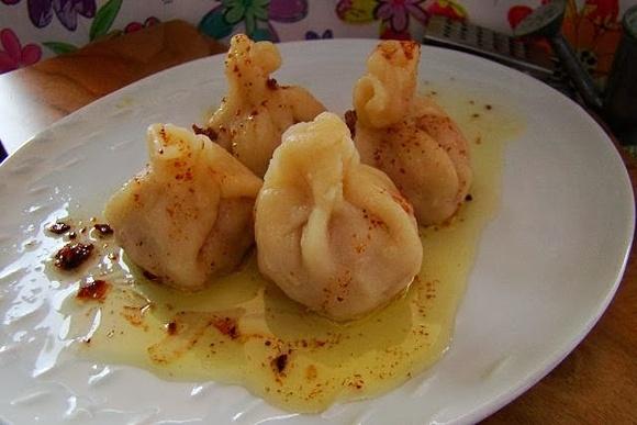 Pierożki w kształcie sakiewek z farszem mięsnym