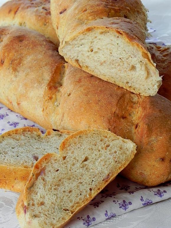 Bagietki z kozim serem, czerwoną cebulką i rozmarynem