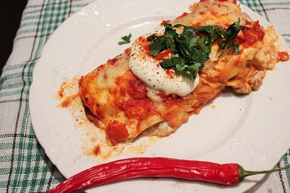 Enchaladas z mięsem wołowym i serem cheddar
