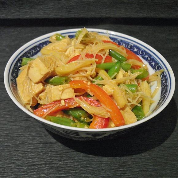 Smażone tofu z warzywami w sosie hoisin