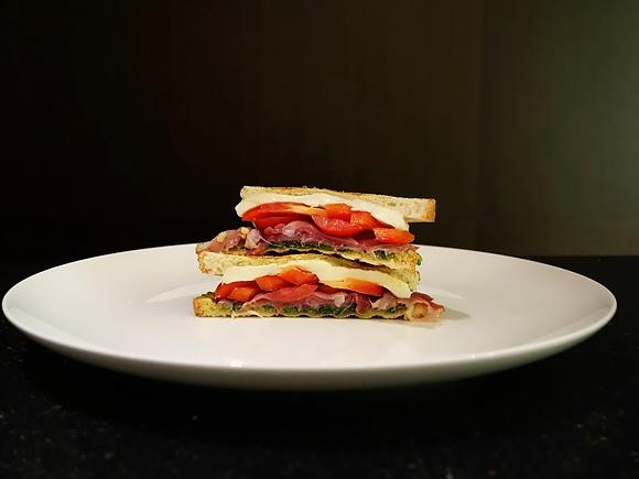 Tosty z domowym pesto, mozzarellą i szynką parmeńską