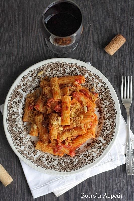 Makaron z anchois, pomidorami i bułką tartą