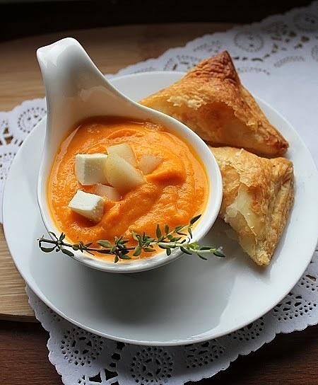 Krem marchewkowy z nutą pomarańczy i fetą, poduszki z fetą i gruszką