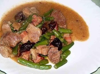 Gulasz z fasolką i suszonymi śliwkami